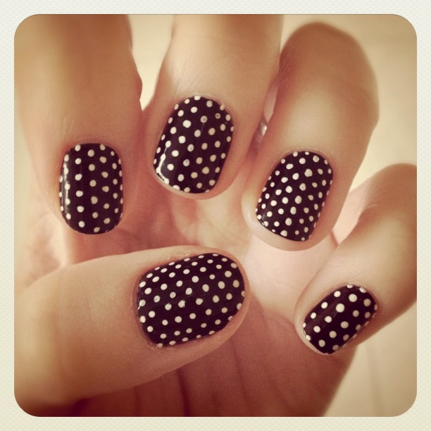 How to Wear a Polka Dots Manicure on your Nails